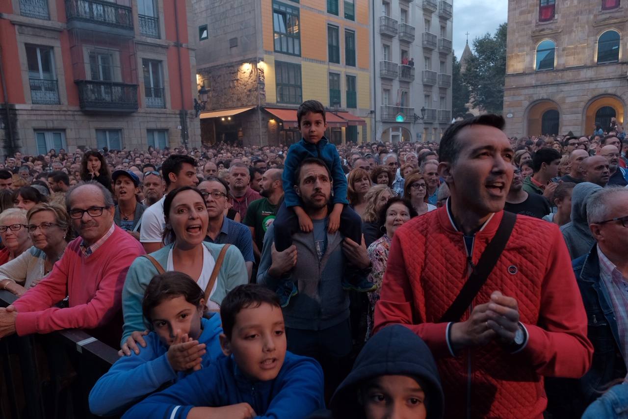 La mítica banda de Tolivia llenó la plaza gijonesa con sus canciones repletas de humor, realismo y crítica social.