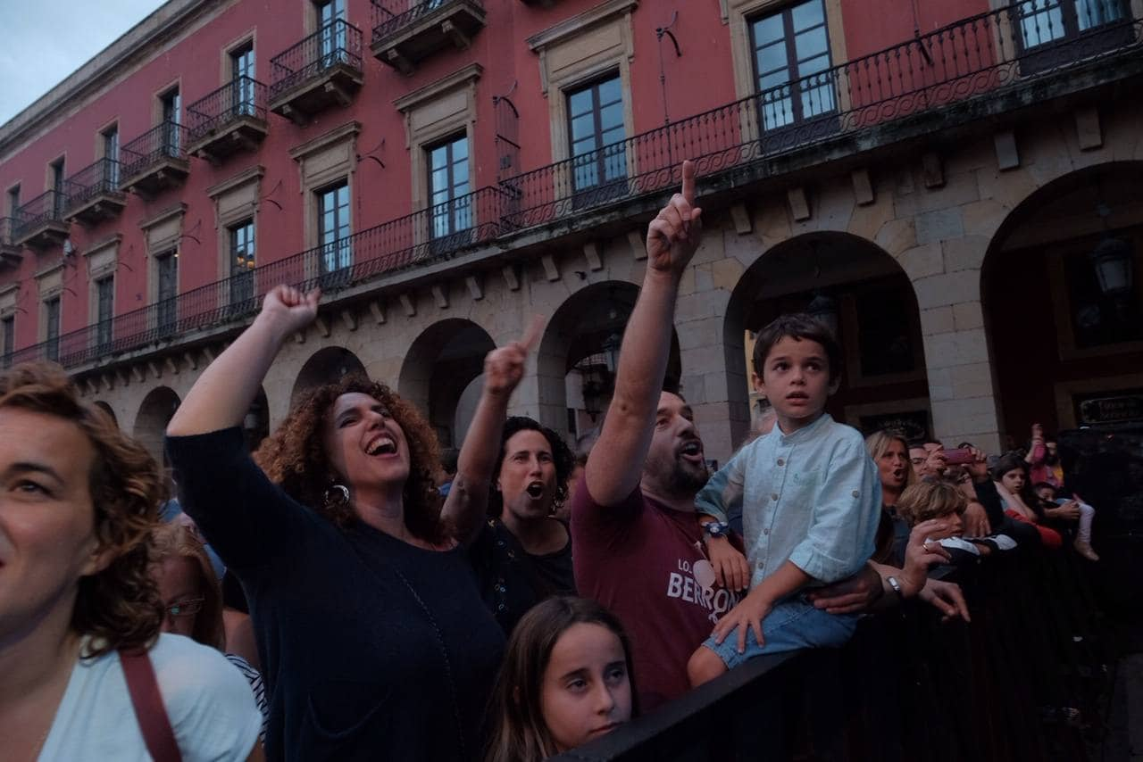 La mítica banda de Tolivia llenó la plaza gijonesa con sus canciones repletas de humor, realismo y crítica social.