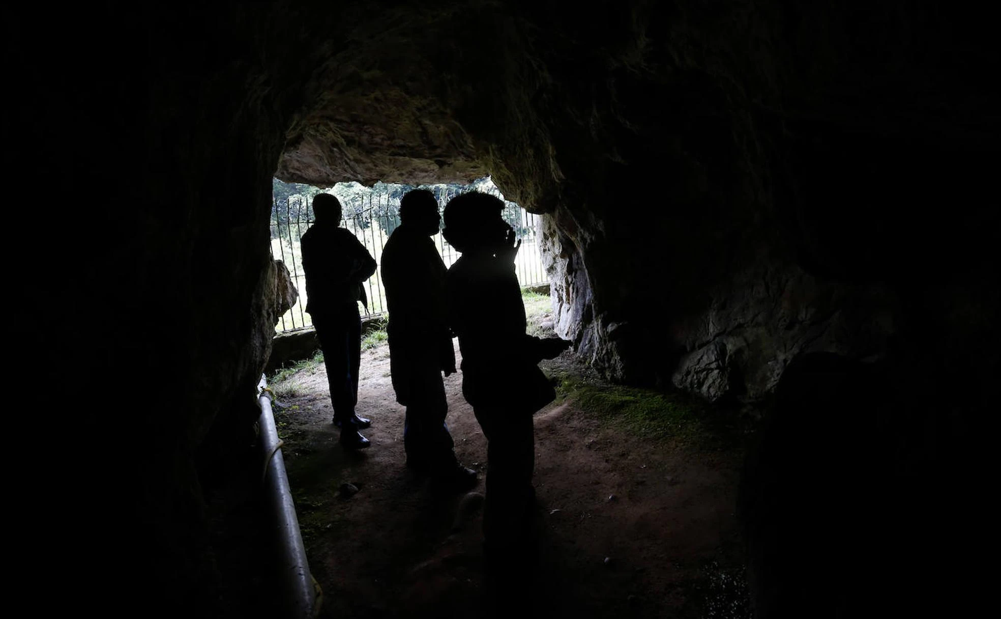 Visitantes en la cueva de la Lluera. 
