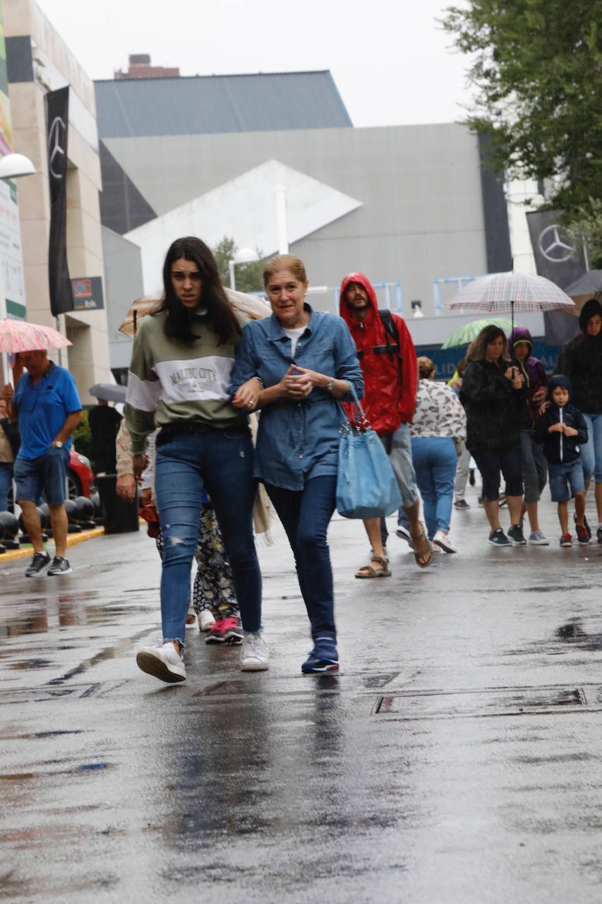 Los paraguas son los protagonistas en la jornada de este lunes en la Feria. 