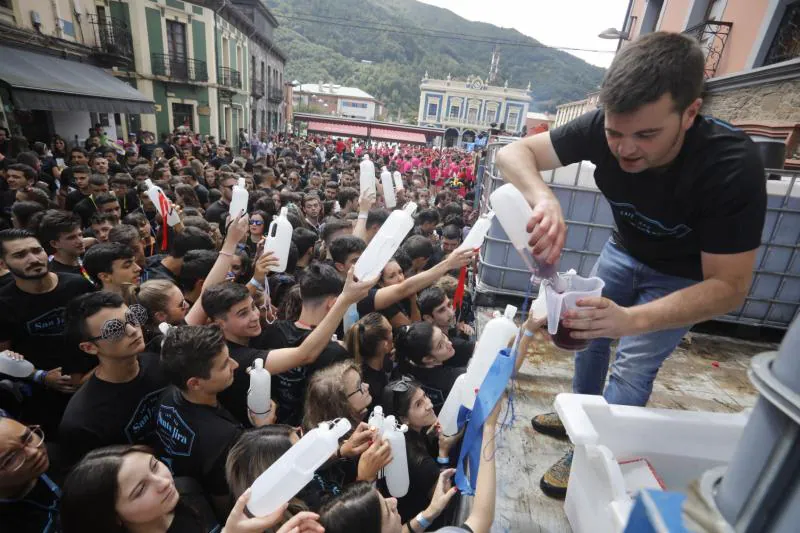 Centenares de jóvenes han disfrutado de la jira de Laviana. Las numerosas peñas han partido, como es habitual, desde la plaza del Ayuntamiento para llegar al prau de La Chalana. Una fiesta de la espuma pondrá el broche a la jornada.