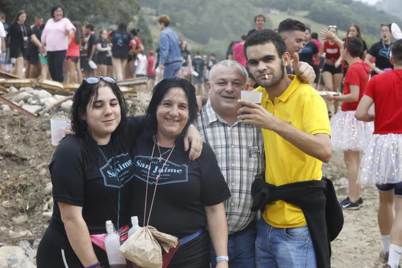 Centenares de jóvenes han disfrutado de la jira de Laviana. Las numerosas peñas han partido, como es habitual, desde la plaza del Ayuntamiento para llegar al prau de La Chalana, donde han aprovechado al máximo la jornada.