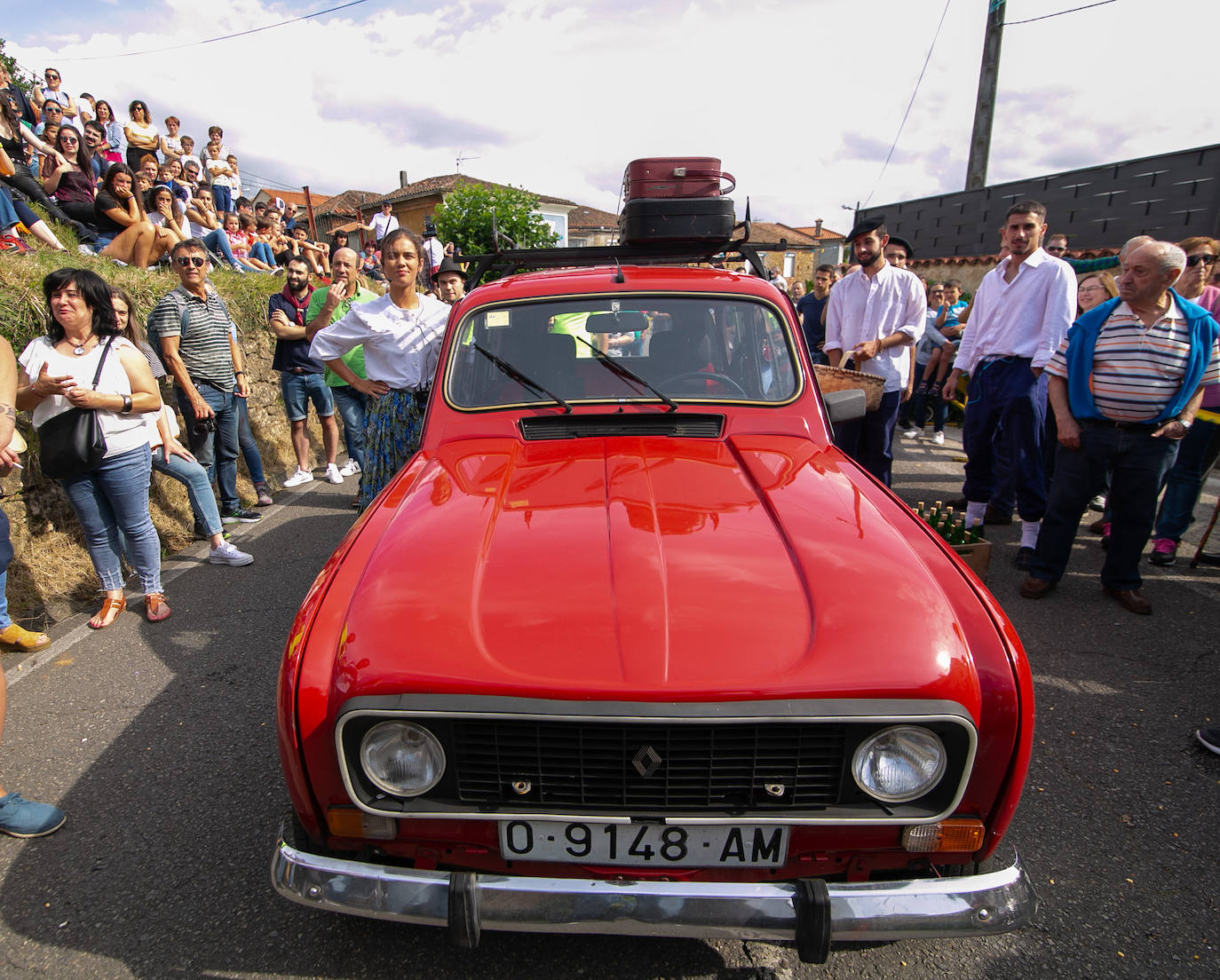 Miles de personas han disfrutado del gran desfile de carrozas de Valdesoto, una cita llena de color y diversión.