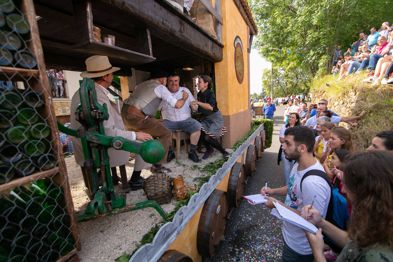 Miles de personas han disfrutado del gran desfile de carrozas de Valdesoto, una cita llena de color y diversión.