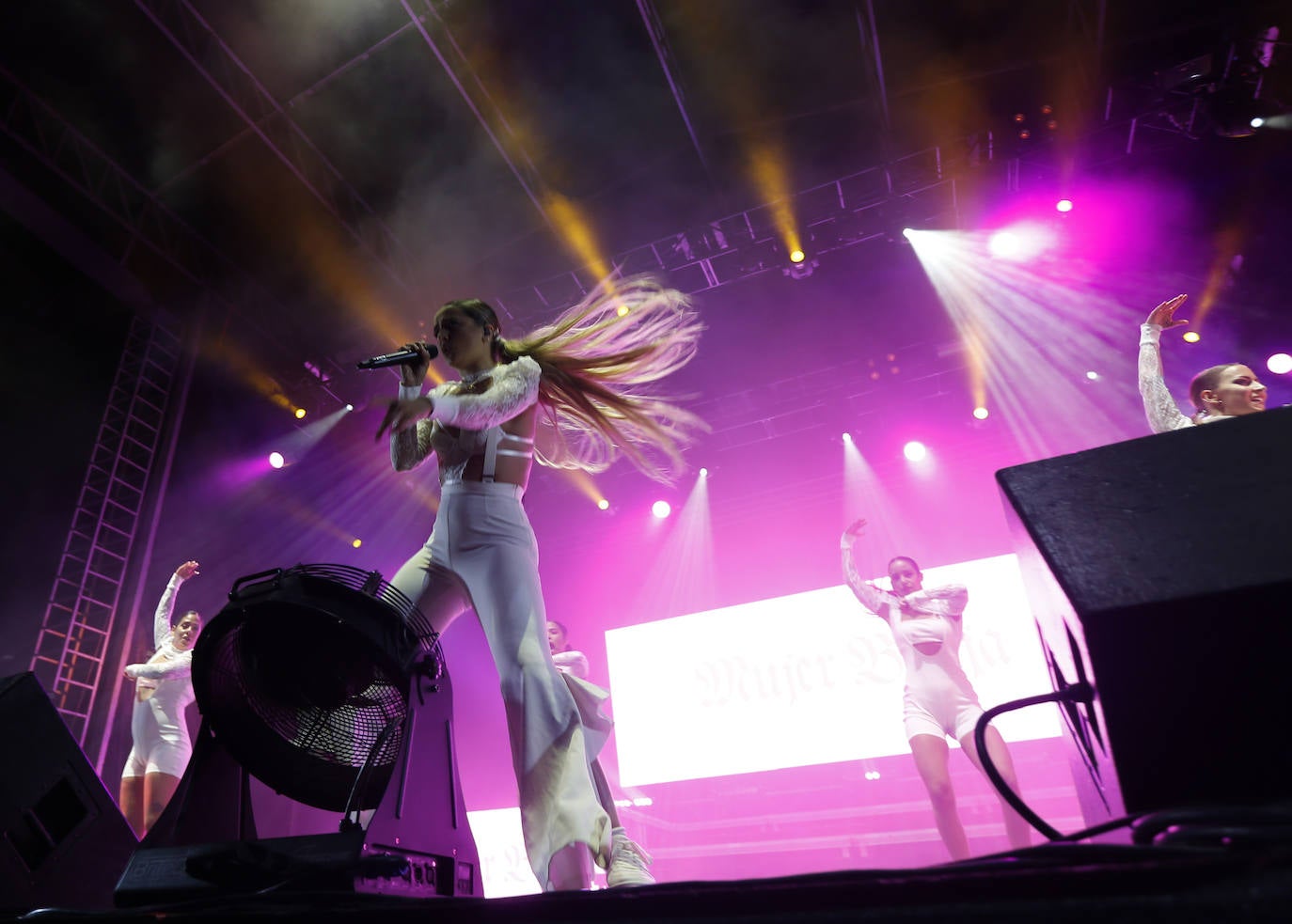 La cantante y bailarina se metió en el bolsillo al público gijonés, al ritmo de 'Yo ya no quiero ná' y 'Mujer bruja'. 