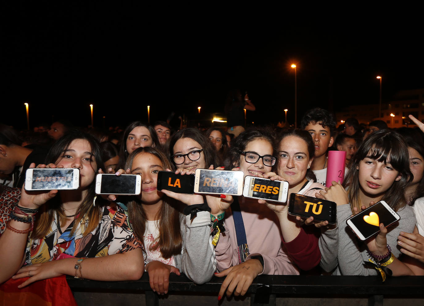 La cantante y bailarina se metió en el bolsillo al público gijonés, al ritmo de 'Yo ya no quiero ná' y 'Mujer bruja'. 