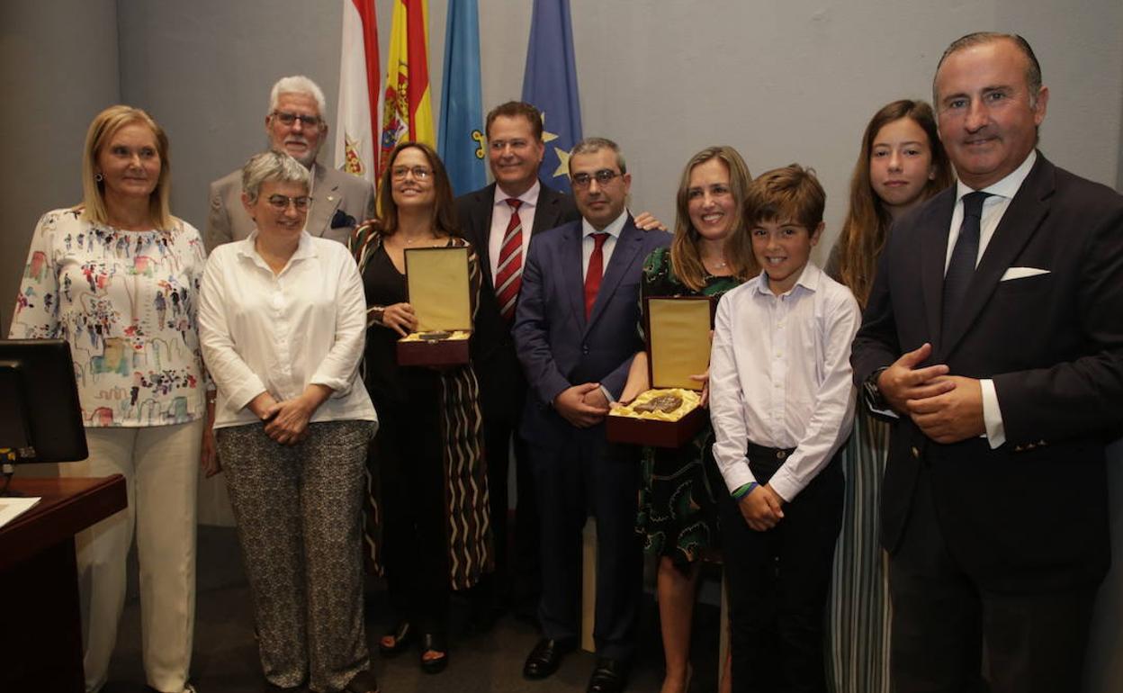 Premiados y organizadores.