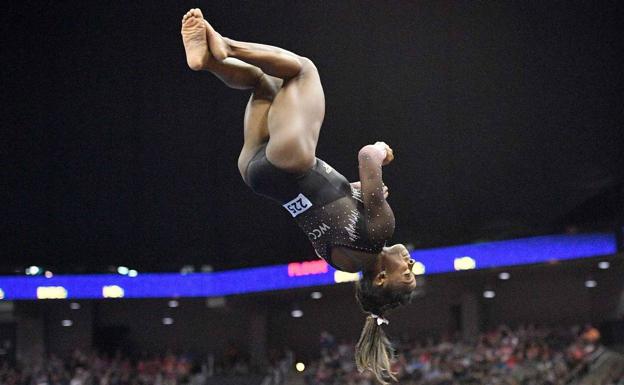 Simone Biles, en un ejercicio. 