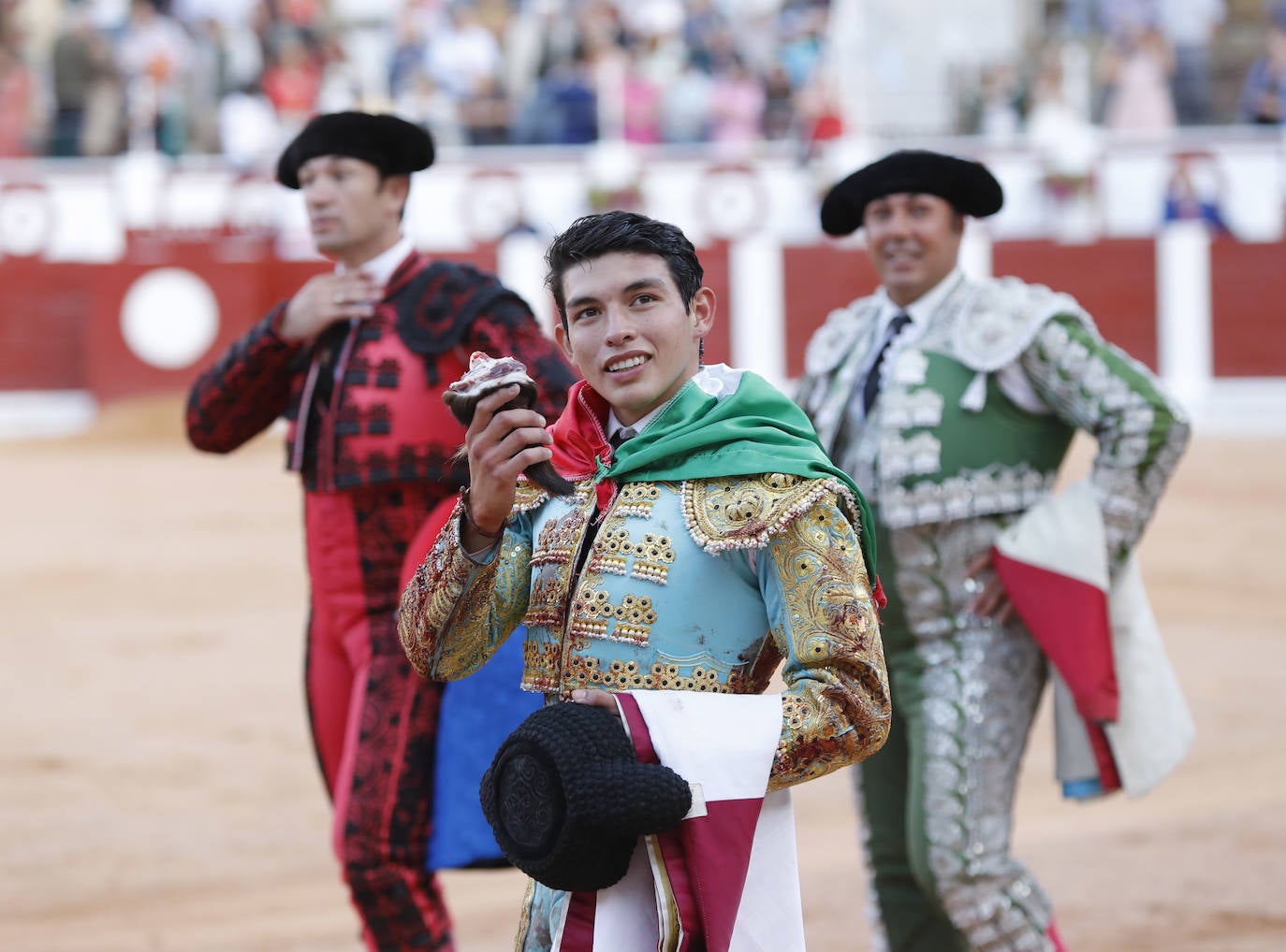 El novillero mexicano dejó buen sabor de boca en la tarde de su debut con caballos en Gijón, una función en la que tanto José Fernando Molina, que obtuvo también un apéndice, como Manuel Diosleguarde anduvieron más bien discretos.