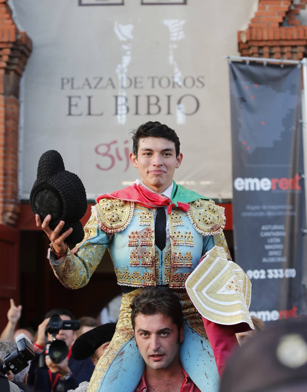 El novillero mexicano dejó buen sabor de boca en la tarde de su debut con caballos en Gijón, una función en la que tanto José Fernando Molina, que obtuvo también un apéndice, como Manuel Diosleguarde anduvieron más bien discretos.