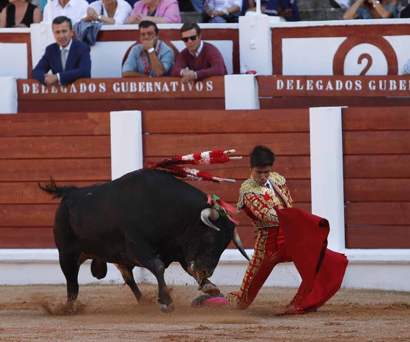 El novillero mexicano dejó buen sabor de boca en la tarde de su debut con caballos en Gijón, una función en la que tanto José Fernando Molina, que obtuvo también un apéndice, como Manuel Diosleguarde anduvieron más bien discretos.