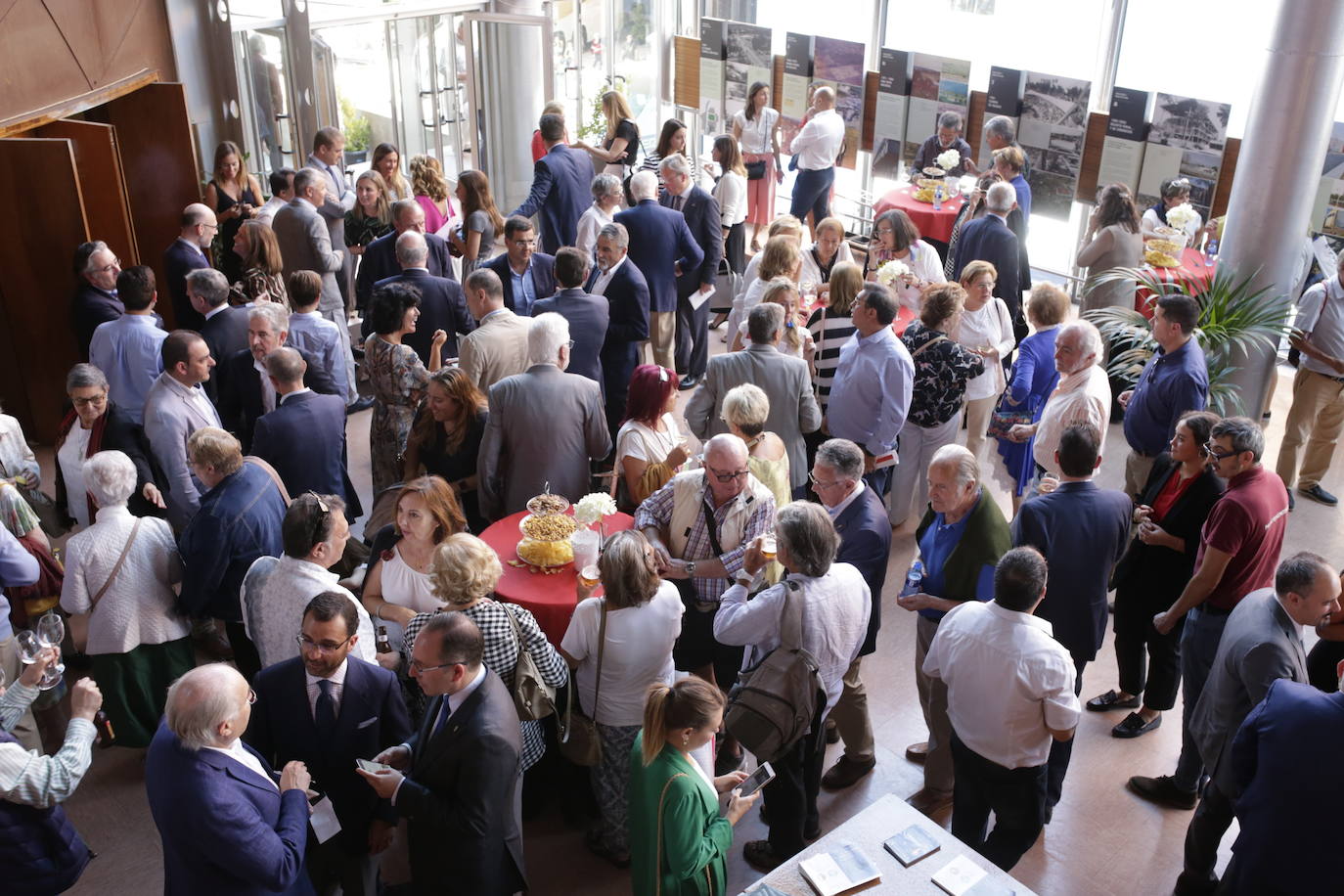 EL COMERCIO y la empresaria María Calvo, vicepresidenta de la Federación Asturiana de Empresarios (Fade), han sido galardonados con el XV Premio Ateneo Jovellanos al Desarrollo Económico e Industrial de Asturias, patrocinado por SabadellHerrero.