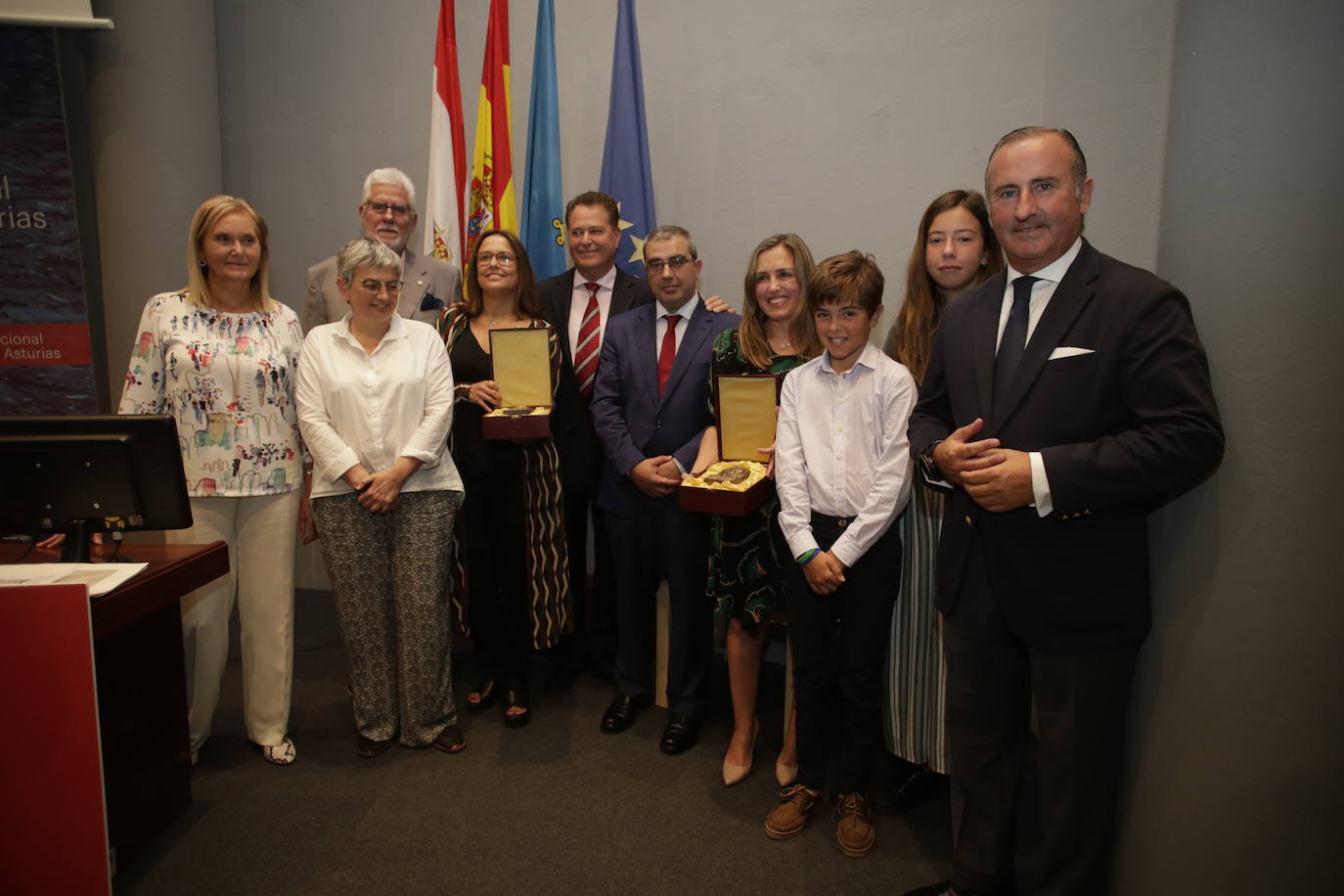 EL COMERCIO y la empresaria María Calvo, vicepresidenta de la Federación Asturiana de Empresarios (Fade), han sido galardonados con el XV Premio Ateneo Jovellanos al Desarrollo Económico e Industrial de Asturias, patrocinado por SabadellHerrero.
