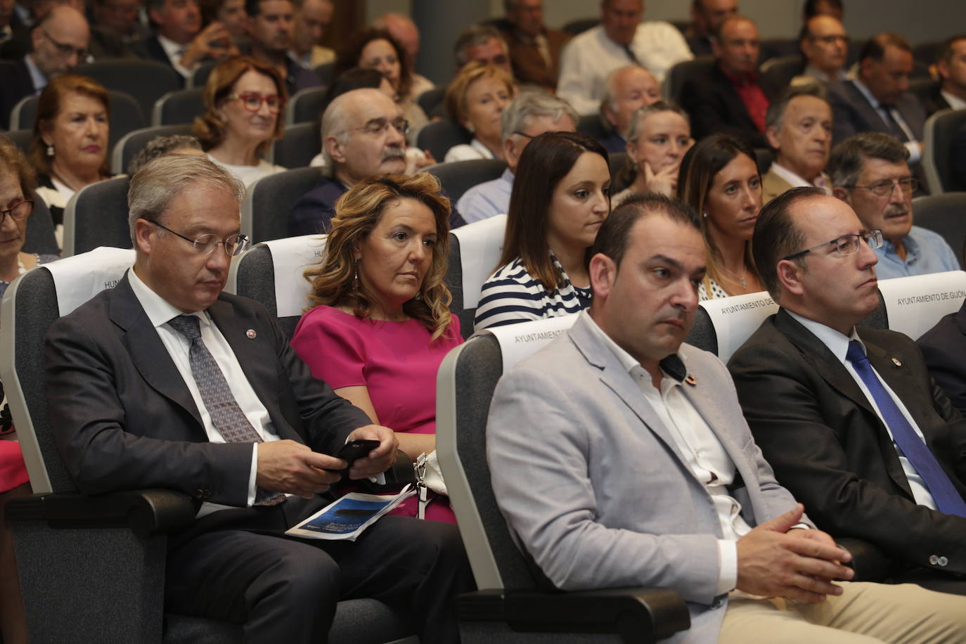 EL COMERCIO y la empresaria María Calvo, vicepresidenta de la Federación Asturiana de Empresarios (Fade), han sido galardonados con el XV Premio Ateneo Jovellanos al Desarrollo Económico e Industrial de Asturias, patrocinado por SabadellHerrero.