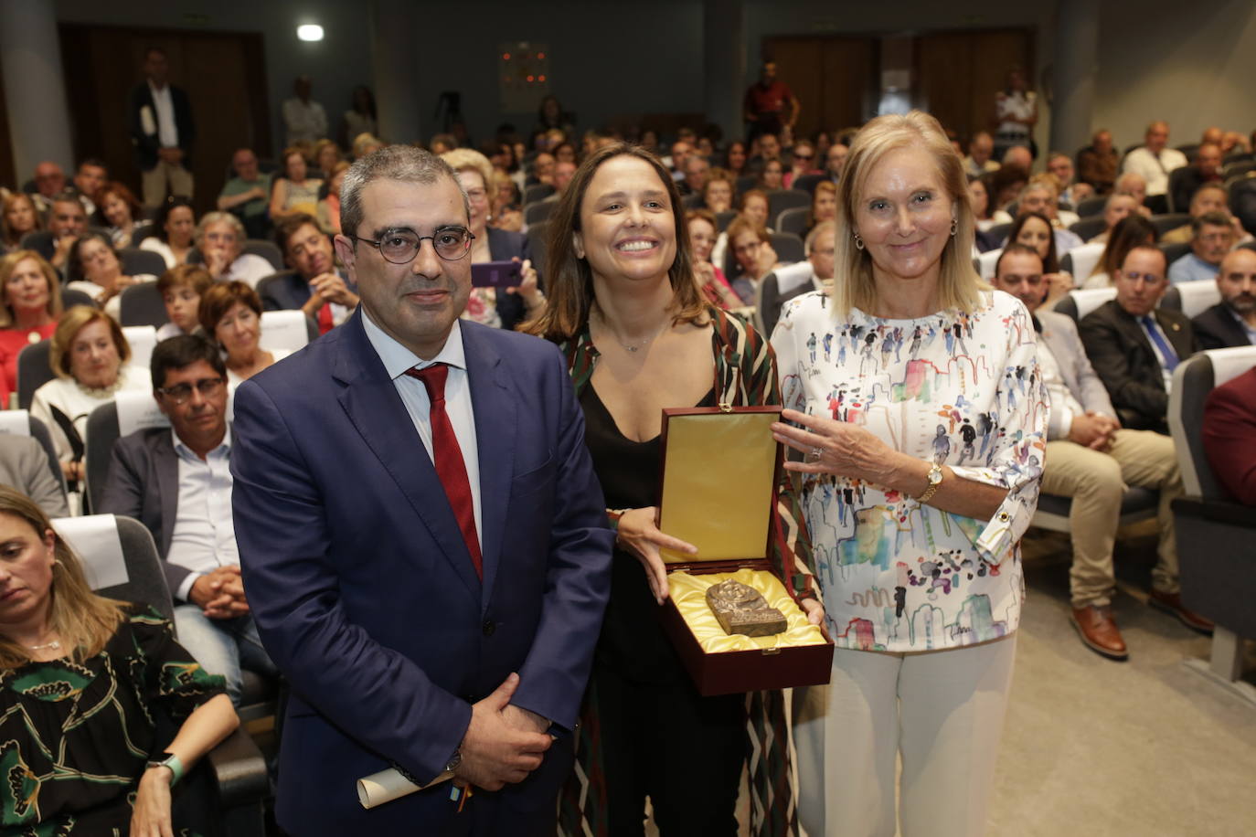 EL COMERCIO y la empresaria María Calvo, vicepresidenta de la Federación Asturiana de Empresarios (Fade), han sido galardonados con el XV Premio Ateneo Jovellanos al Desarrollo Económico e Industrial de Asturias, patrocinado por SabadellHerrero.
