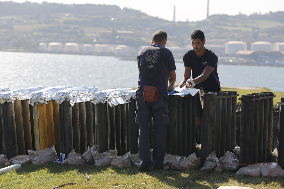 Más de 1.600 kilos de fuegos artificiales iluminarán este miércoles el cielo de Gijon en la gran Noche de los Fuegos. El espectáculo, que durará unos veinticinco minutos, podrá ver desde las playas de San Lorenzo, Poniente y El Arbeyal, y arrancará a medianoche.
