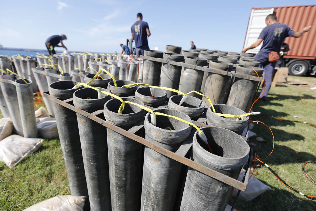 Más de 1.600 kilos de fuegos artificiales iluminarán este miércoles el cielo de Gijon en la gran Noche de los Fuegos. El espectáculo, que durará unos veinticinco minutos, podrá ver desde las playas de San Lorenzo, Poniente y El Arbeyal, y arrancará a medianoche.