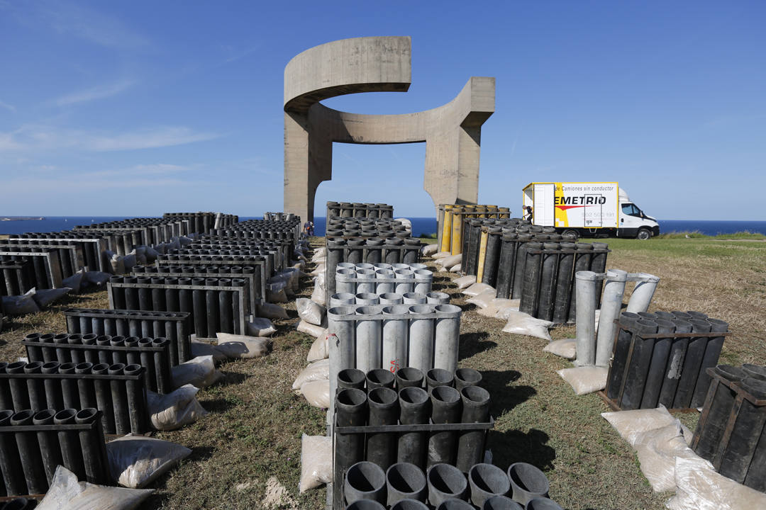 Más de 1.600 kilos de fuegos artificiales iluminarán este miércoles el cielo de Gijon en la gran Noche de los Fuegos. El espectáculo, que durará unos veinticinco minutos, podrá ver desde las playas de San Lorenzo, Poniente y El Arbeyal, y arrancará a medianoche.