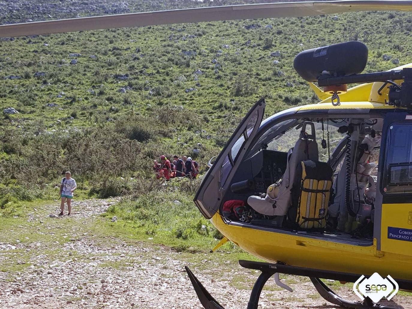 Un hombre de 39 años ha resultado herido al volcar con el quad que conducía subiendo al pico El Paisanu desde la localidad de Noriega, en Ribadedeva. Fue trasladado al Hospital de Arriondas con policontusiones y fuerte golpe lumbar de pronóstico reservado.