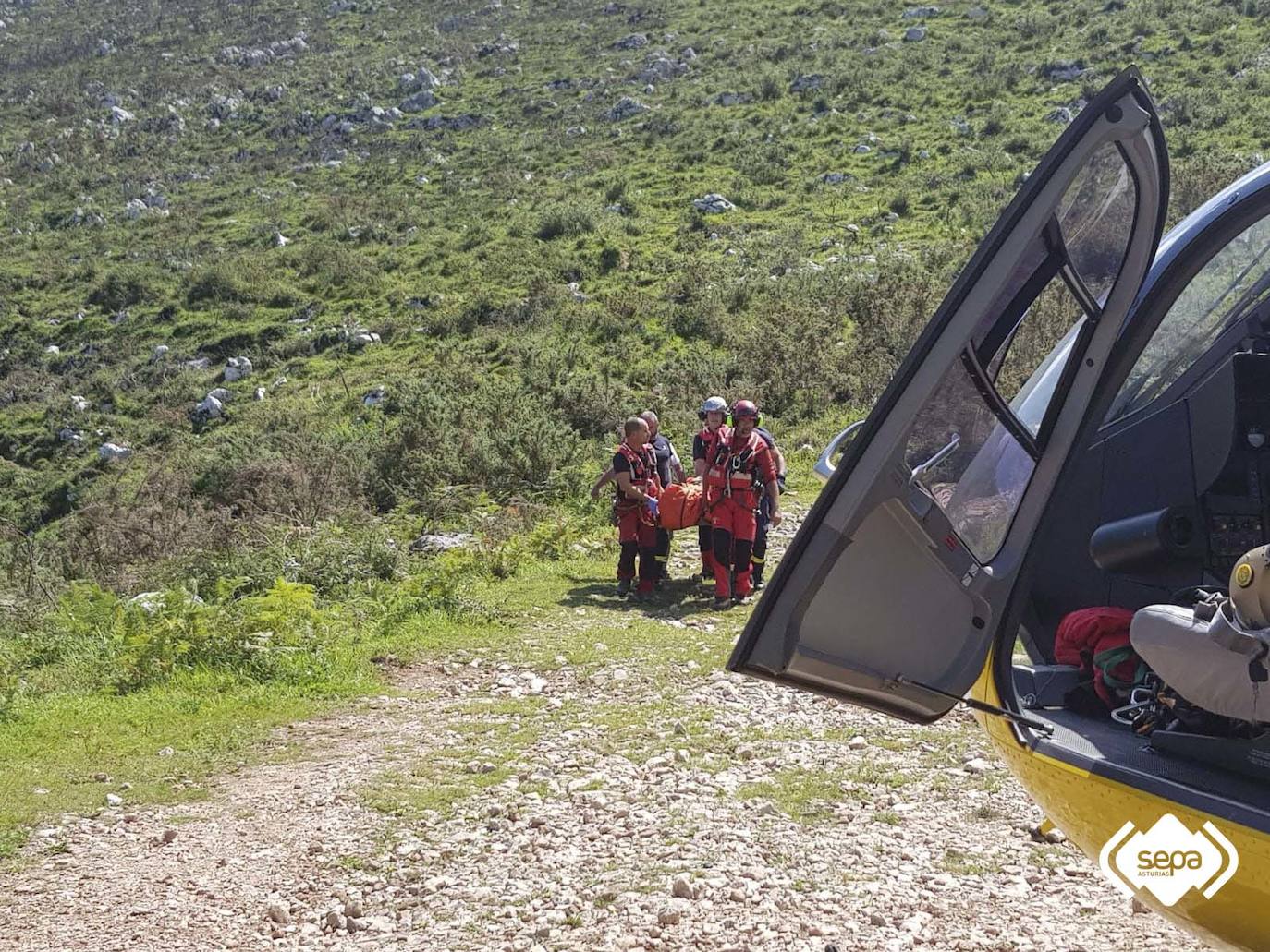 Un hombre de 39 años ha resultado herido al volcar con el quad que conducía subiendo al pico El Paisanu desde la localidad de Noriega, en Ribadedeva. Fue trasladado al Hospital de Arriondas con policontusiones y fuerte golpe lumbar de pronóstico reservado.