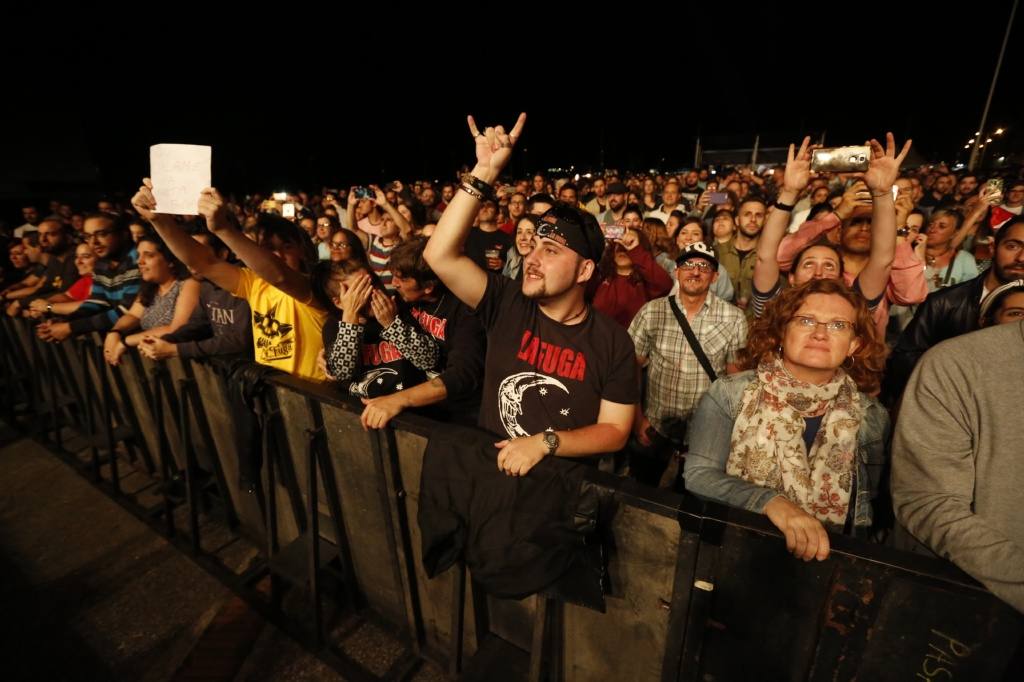 La banda, que ocupa un hueco privilegiado en la historia del rock en nuestro país, repasó sus míticos temas ante un público gijonés entregado.