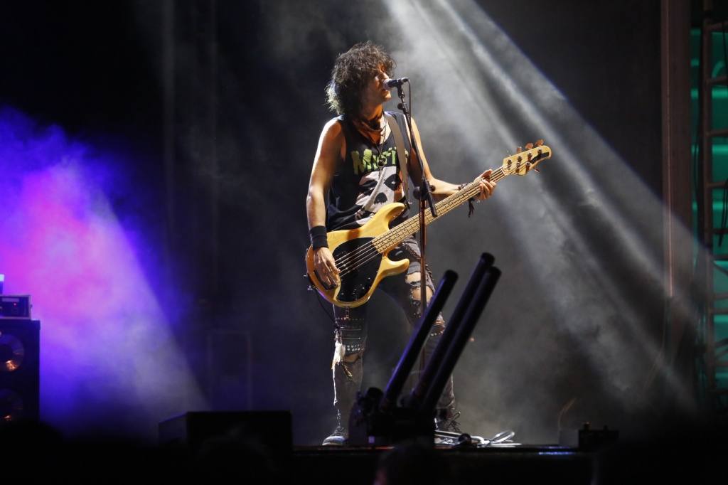 La banda, que ocupa un hueco privilegiado en la historia del rock en nuestro país, repasó sus míticos temas ante un público gijonés entregado.