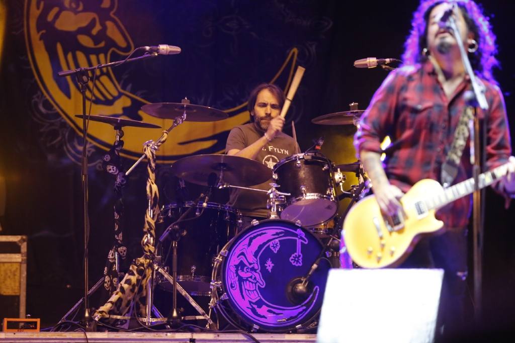 La banda, que ocupa un hueco privilegiado en la historia del rock en nuestro país, repasó sus míticos temas ante un público gijonés entregado.