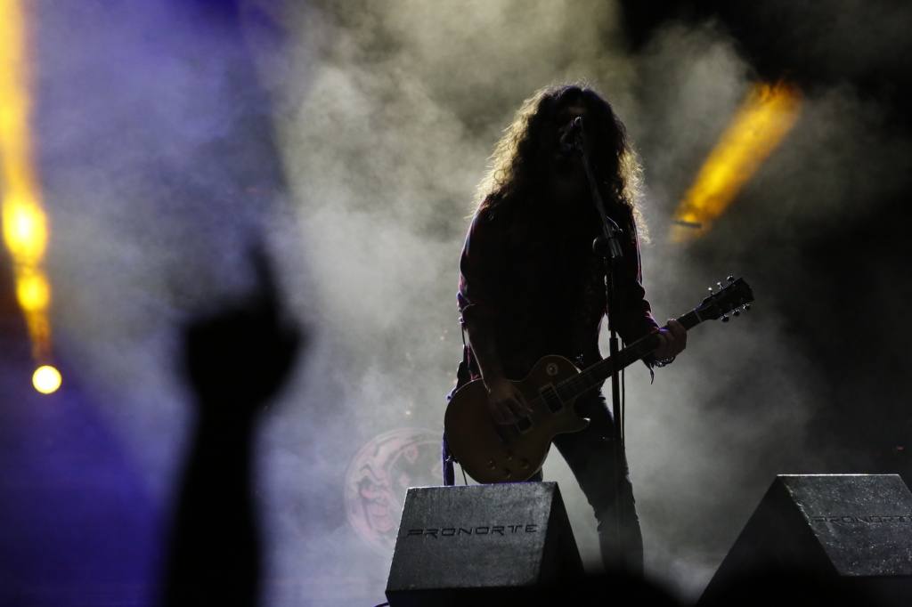 La banda, que ocupa un hueco privilegiado en la historia del rock en nuestro país, repasó sus míticos temas ante un público gijonés entregado.