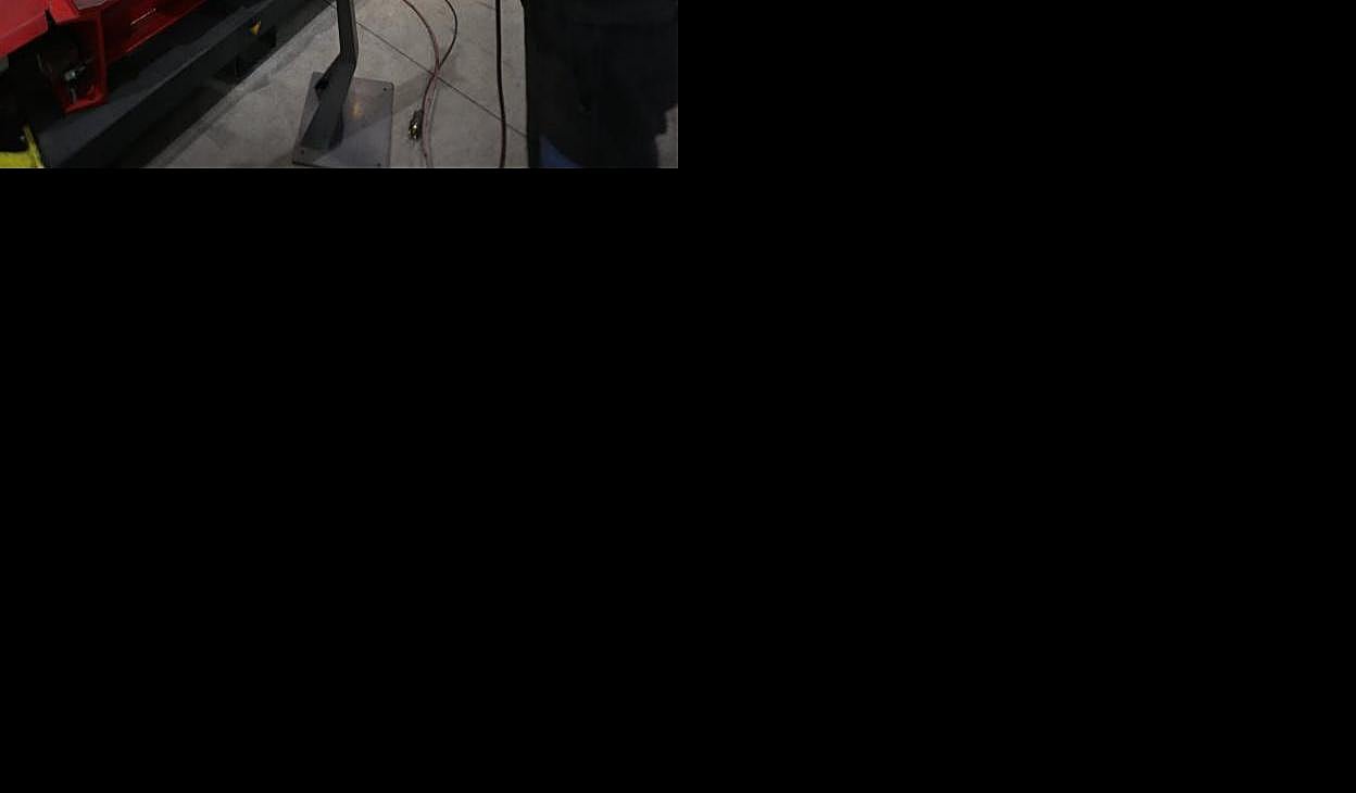 Un trabajador especialista en una de las empresas avilesinas. 