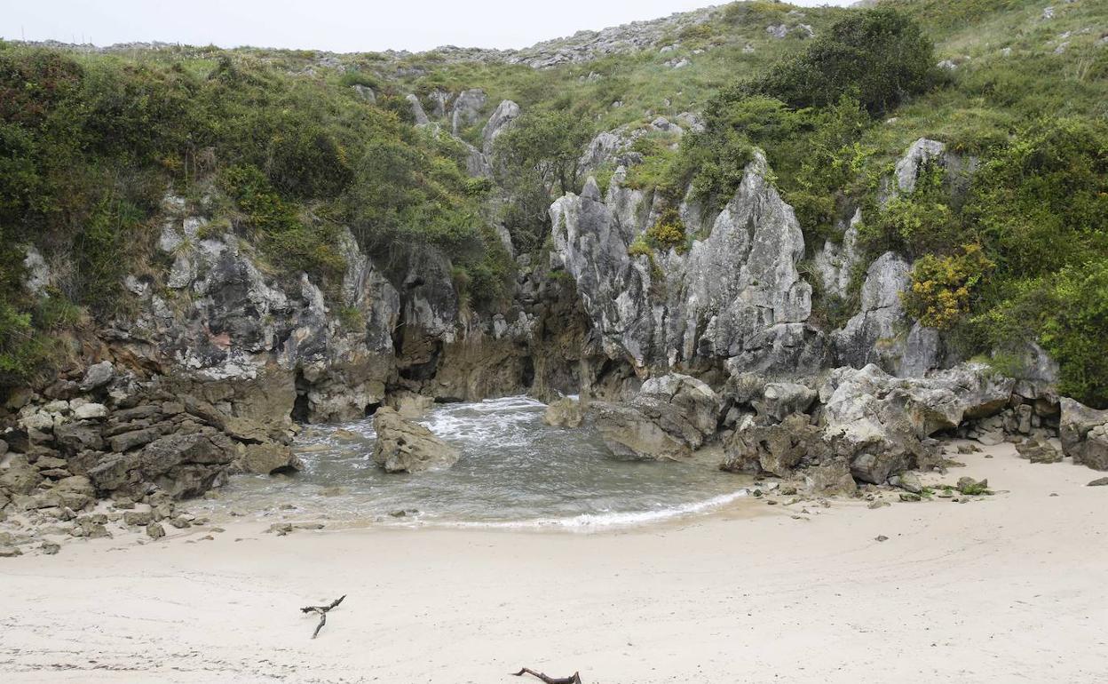 La playa de Gulpiyuri. 