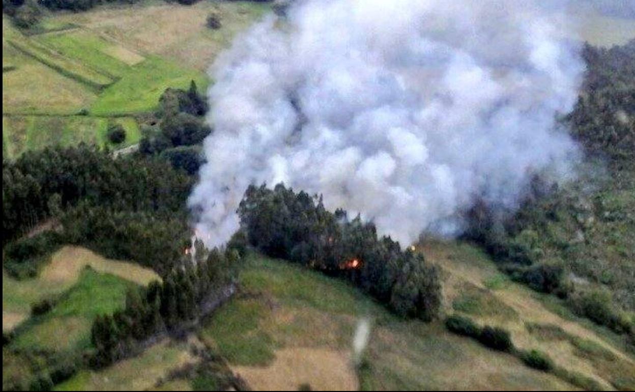 Vista aérea del incendio en Pravia. 