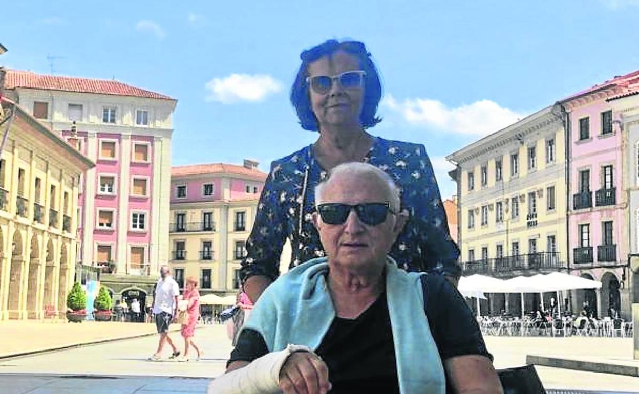 José Luis Vigil y su esposa, en El Parche en su primera salida tras el accidente. 