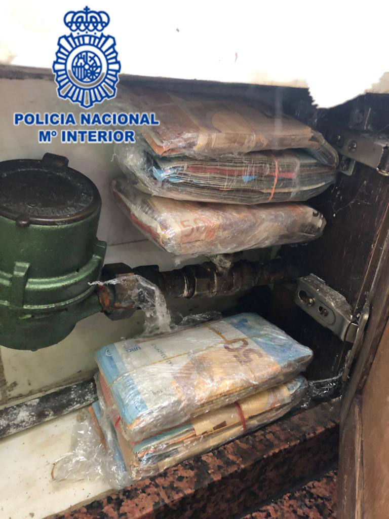 Doce personas han sido detenidas y entre el material incautado destacan sustancias como cocaína, heroína, hachís, dinero en efectivo y armas. 