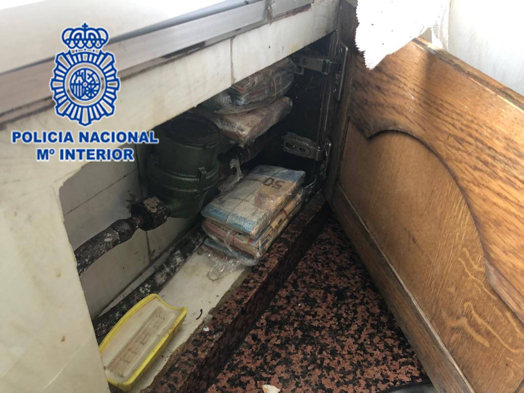 Doce personas han sido detenidas y entre el material incautado destacan sustancias como cocaína, heroína, hachís, dinero en efectivo y armas. 