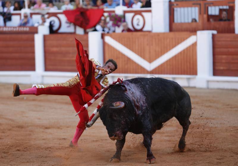 Tercera tarde de abono en el coso de El Bibio, con los toreros Antonio Ferreras, Álvaro Lorenzo y Paco Ureña.