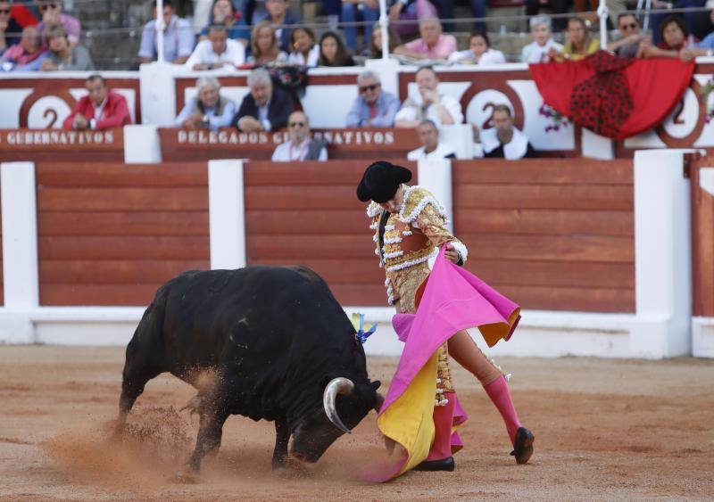 Tercera tarde de abono en el coso de El Bibio, con los toreros Antonio Ferreras, Álvaro Lorenzo y Paco Ureña.