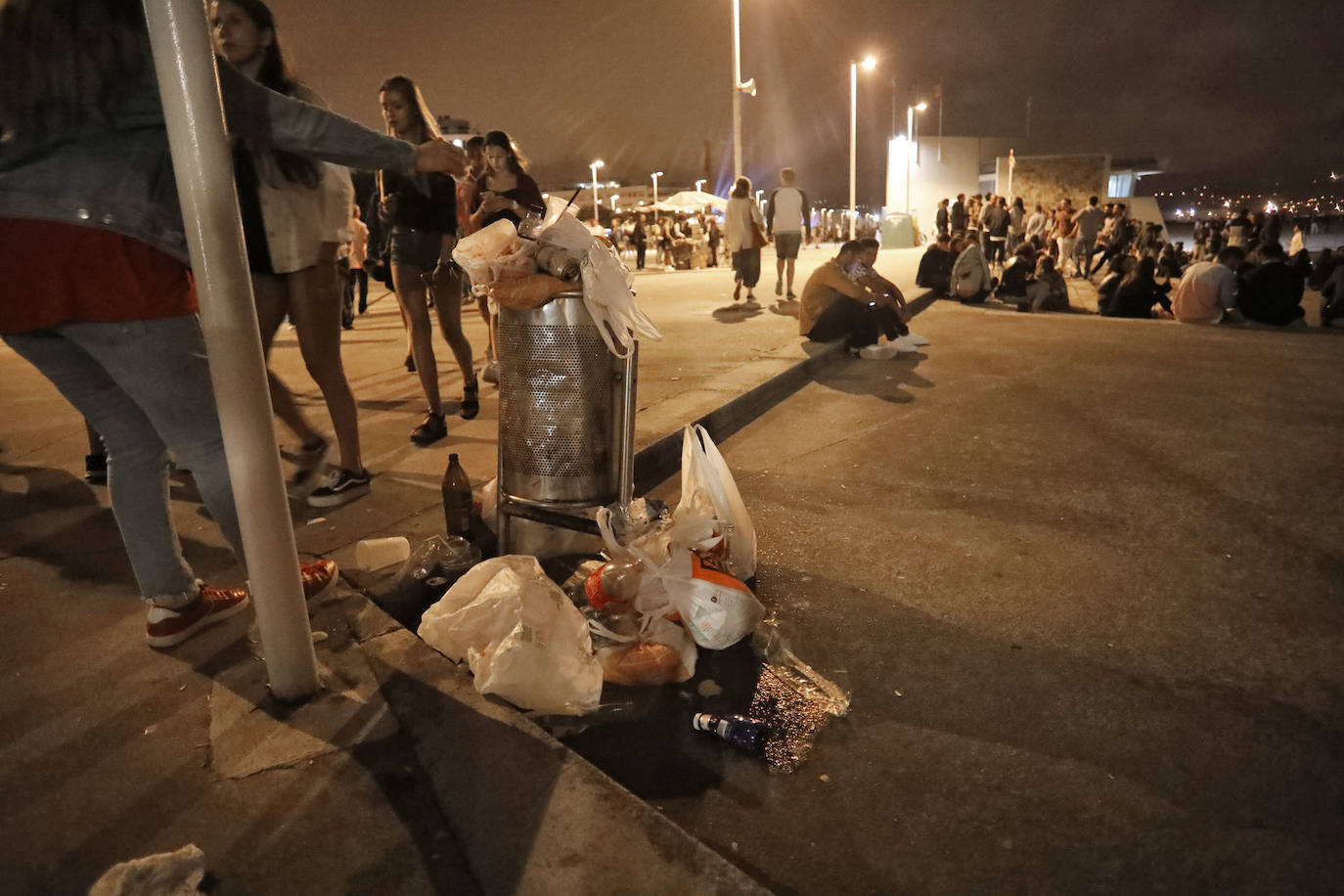 La fiesta hizo necesario que el personal de limpieza se emplease a fondo de madrugada para que la ciudad estuviese estuviese en perfecto estado a primera hora de la mañana.