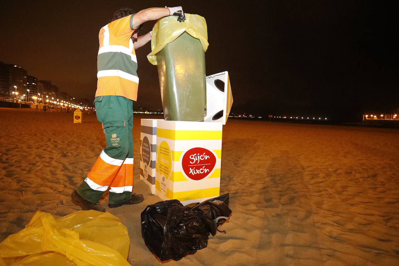 La fiesta hizo necesario que el personal de limpieza se emplease a fondo de madrugada para que la ciudad estuviese estuviese en perfecto estado a primera hora de la mañana.