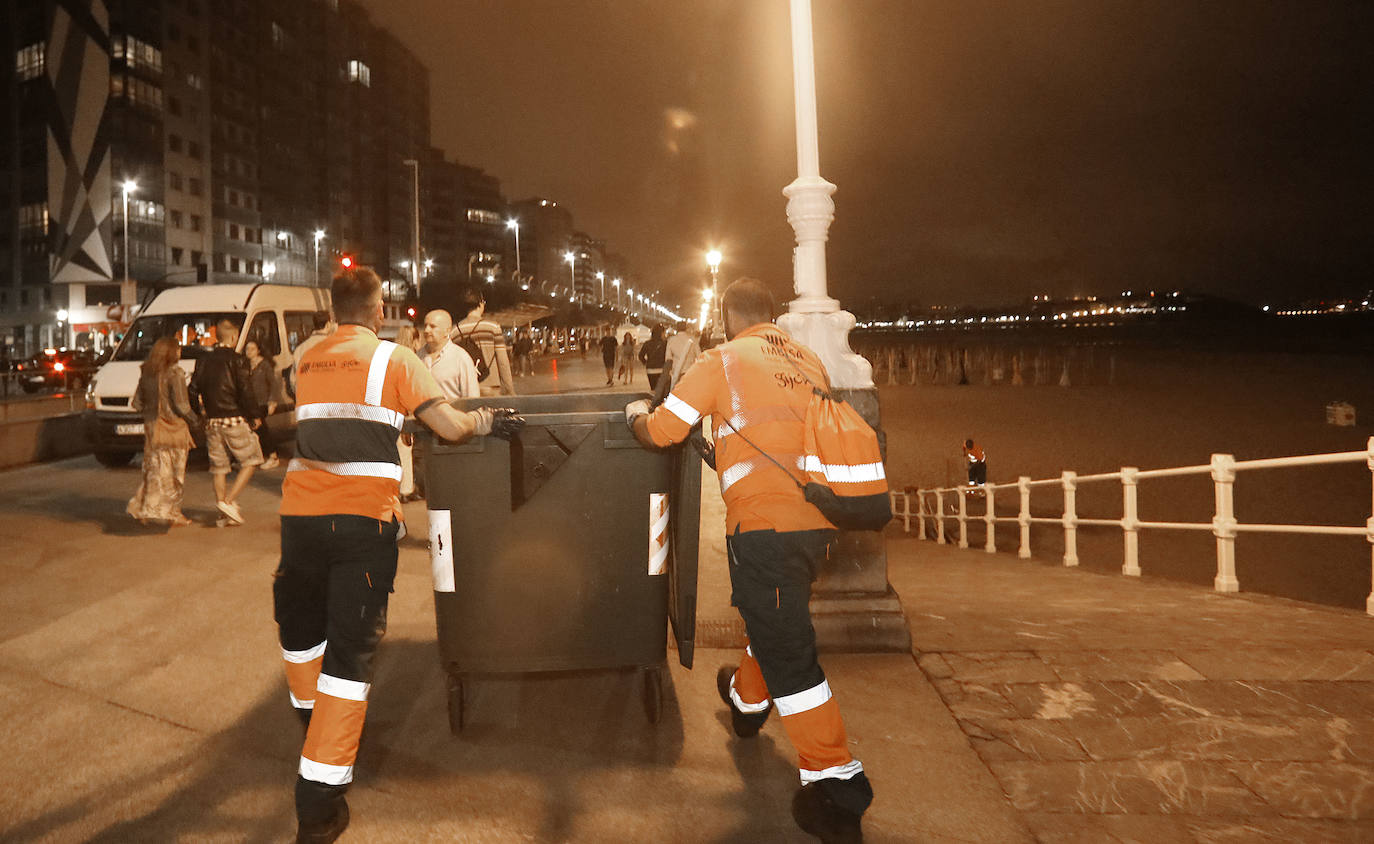 La fiesta hizo necesario que el personal de limpieza se emplease a fondo de madrugada para que la ciudad estuviese estuviese en perfecto estado a primera hora de la mañana.