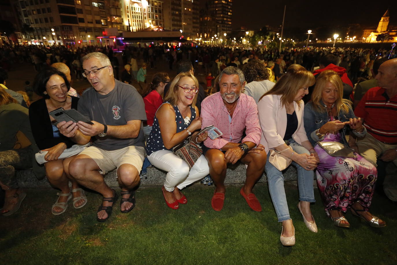 El cielo gijonés se iluminó con 4.704 carcasas pirotécnicas de las que 1.500 se dispararon en los últimos segundos de traca final. Hubo problemas de visibilidad desde algunas zonas del Muro de San Lorenzo durante parte del espectáculo pirotécnico, que fue mejorando.