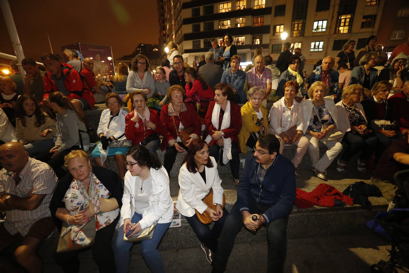 El cielo gijonés se iluminó con 4.704 carcasas pirotécnicas de las que 1.500 se dispararon en los últimos segundos de traca final. Hubo problemas de visibilidad desde algunas zonas del Muro de San Lorenzo durante parte del espectáculo pirotécnico, que fue mejorando.