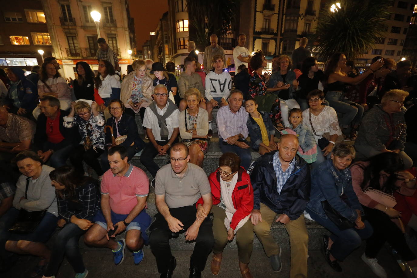 El cielo gijonés se iluminó con 4.704 carcasas pirotécnicas de las que 1.500 se dispararon en los últimos segundos de traca final. Hubo problemas de visibilidad desde algunas zonas del Muro de San Lorenzo durante parte del espectáculo pirotécnico, que fue mejorando.