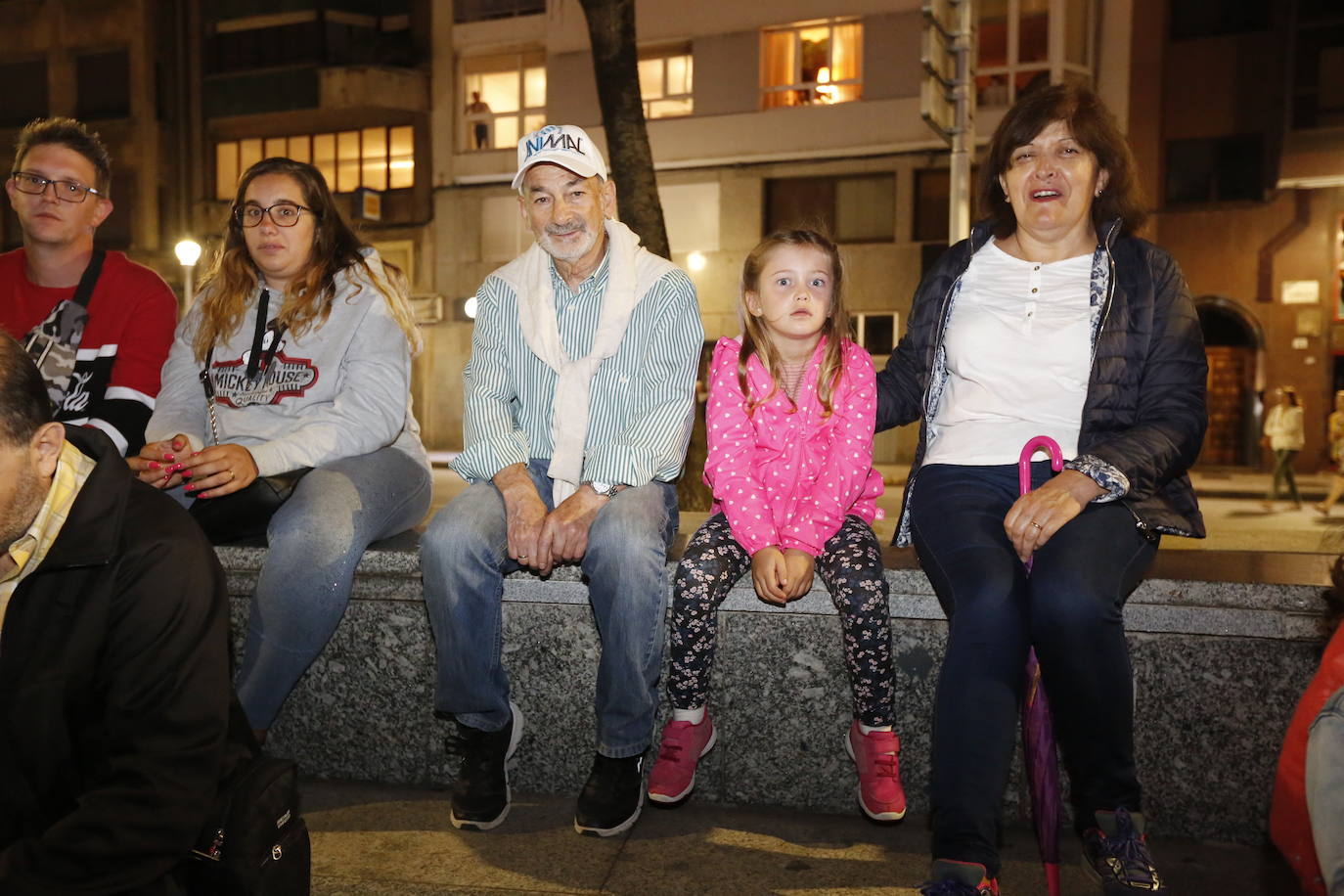 El cielo gijonés se iluminó con 4.704 carcasas pirotécnicas de las que 1.500 se dispararon en los últimos segundos de traca final. Hubo problemas de visibilidad desde algunas zonas del Muro de San Lorenzo durante parte del espectáculo pirotécnico, que fue mejorando.