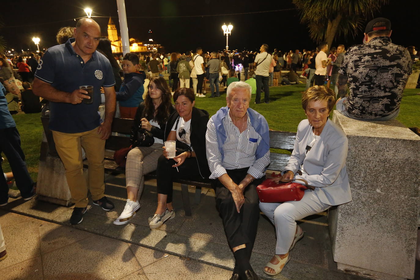 El cielo gijonés se iluminó con 4.704 carcasas pirotécnicas de las que 1.500 se dispararon en los últimos segundos de traca final. Hubo problemas de visibilidad desde algunas zonas del Muro de San Lorenzo durante parte del espectáculo pirotécnico, que fue mejorando.