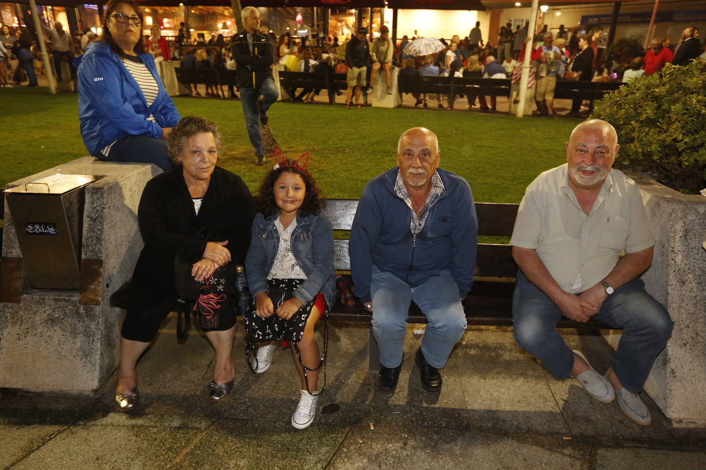 El cielo gijonés se iluminó con 4.704 carcasas pirotécnicas de las que 1.500 se dispararon en los últimos segundos de traca final. Hubo problemas de visibilidad desde algunas zonas del Muro de San Lorenzo durante parte del espectáculo pirotécnico, que fue mejorando.