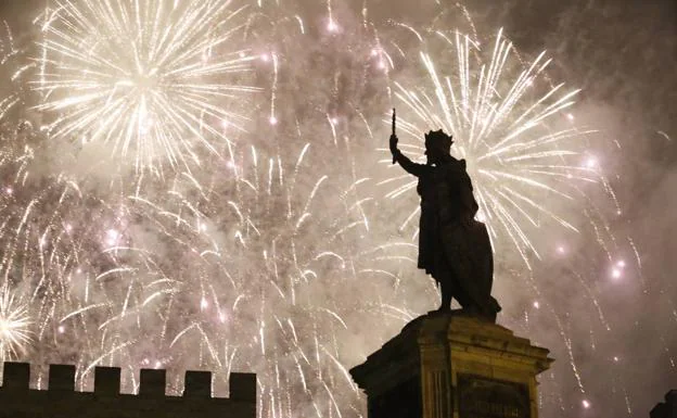 Los motivos pirotécnicos iluminan la estatua de Pelayo. :: Jorge peteiro