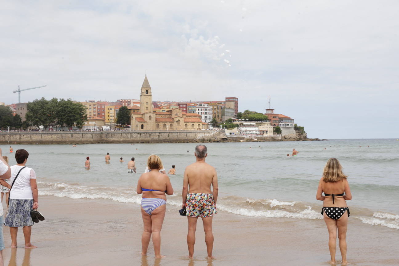 La Semana Grande de Gijón se despide bailando al son de la tonada. El broche final lo puso el Restallón, una descarga de voladores desde el Cerro de Santa Catalina que contó con más de 183,79 kilogramos de pólvora en 464 unidades de disparo.