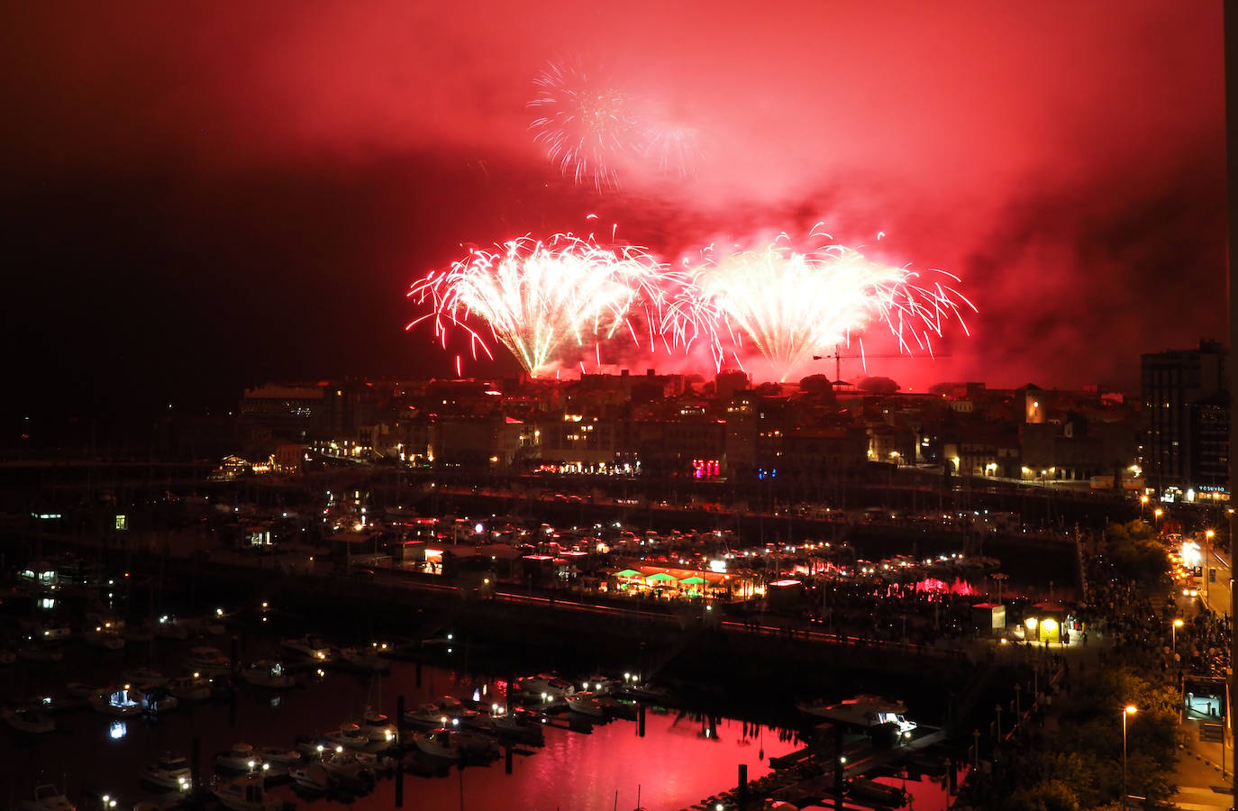 El cielo gijonés se iluminó con 4.704 carcasas pirotécnicas de las que 1.500 se dispararon en los últimos segundos de traca final. Hubo problemas de visibilidad desde algunas zonas del Muro de San Lorenzo durante parte del espectáculo pirotécnico, que fue mejorando.