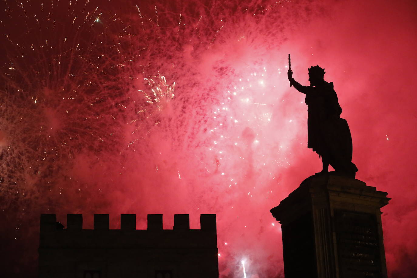 El cielo gijonés se iluminó con 4.704 carcasas pirotécnicas de las que 1.500 se dispararon en los últimos segundos de traca final. Hubo problemas de visibilidad desde algunas zonas del Muro de San Lorenzo durante parte del espectáculo pirotécnico, que fue mejorando.