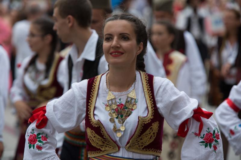 Grupos de cinco países, España, Argentina, Serbia, Tahutí y Sri Lanka participan en el Festival Folclórico Internacional de Avilés, donde protagonizan desfiles y dos galas.